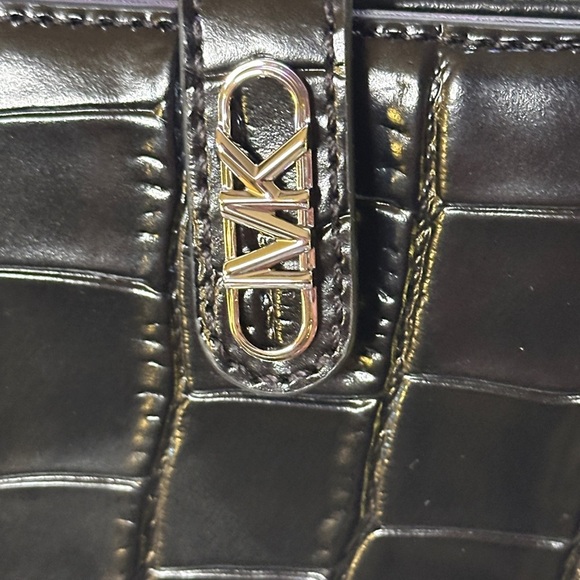 NWT - Michael Kors Crocodile Embossed Leather Wallet. Retail $128.00 - Picture 2 of 5